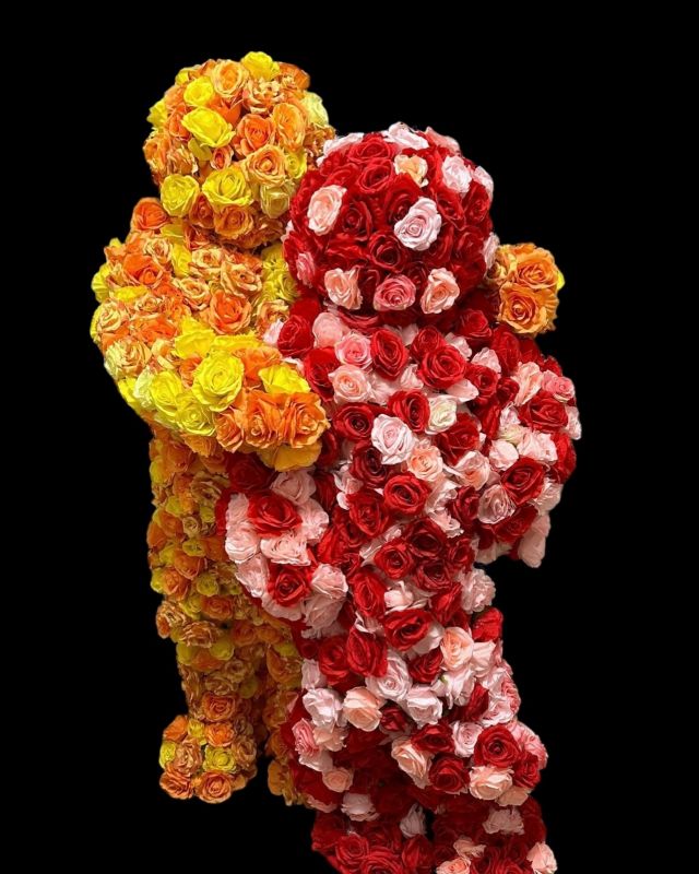 #rosehedgepeople #humanstatuebodyart #roses