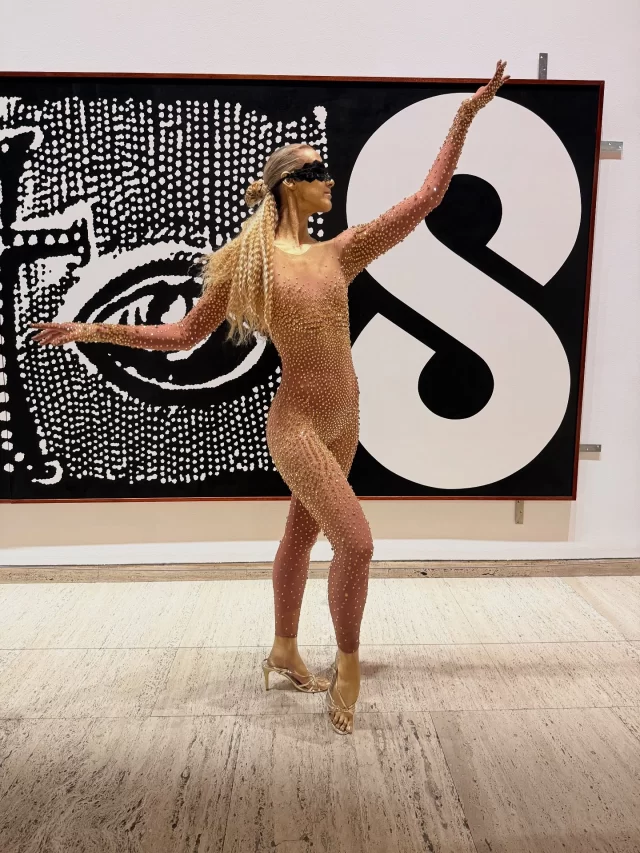 #artgallery #balmain #artgallerynsw #bodypaint #blackcarpetevent #archibald #archibaldnsw #blindfold #gold