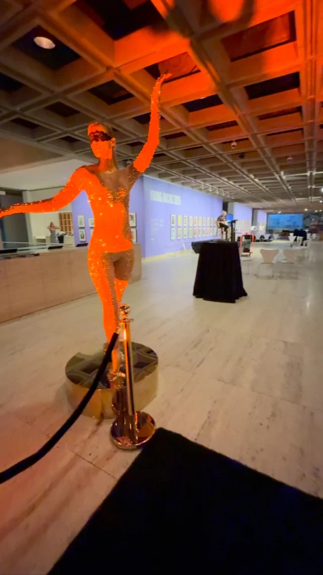 #balmain #artgallerynsw #bodypainting #blackcarpet #archibald #archibald #gold #libre #humanstatuebodyart