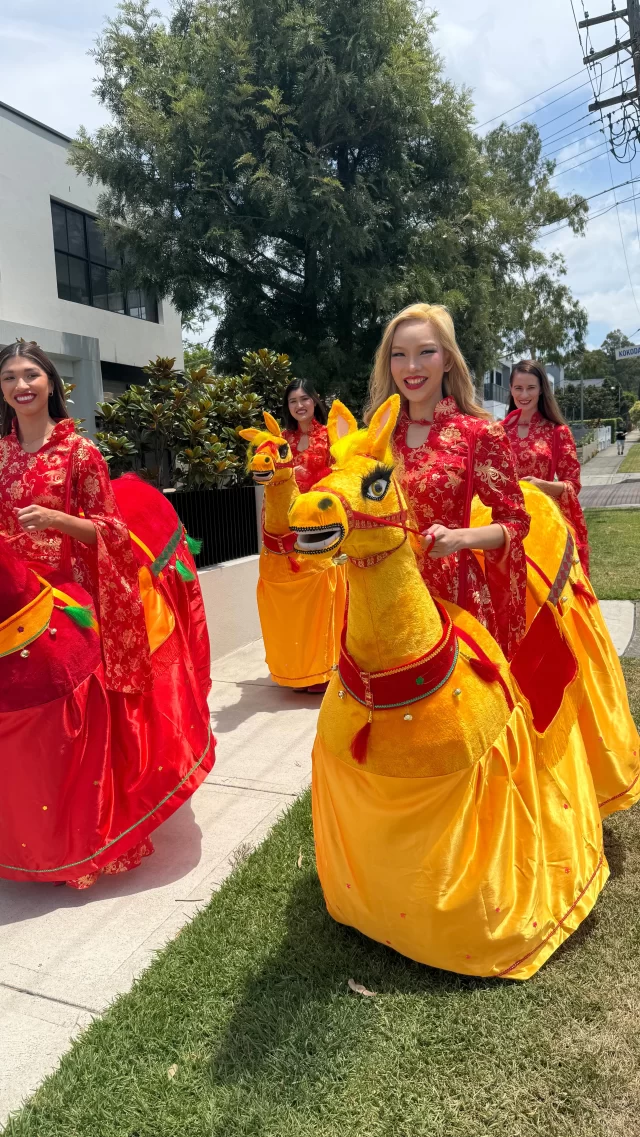 #chinesenewyear2026
#yearofthehorse2026 @babbie_rabbie @kymberleestreet @eclair @ashleigh #horseparade #horsecarousel #humanstatuebodyart